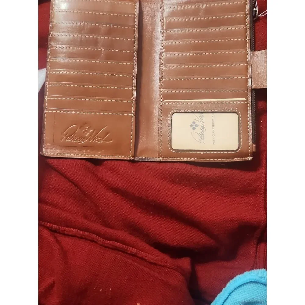 Paricria Nash Leather Floral Accent Women’s Wallet